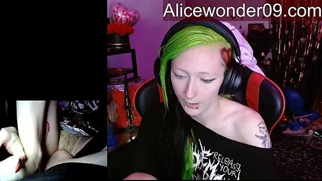 Snapshot of alicewonder09 chatting on February 13, 6:42 am alicewonder09 online show from February 13, 6:42 am