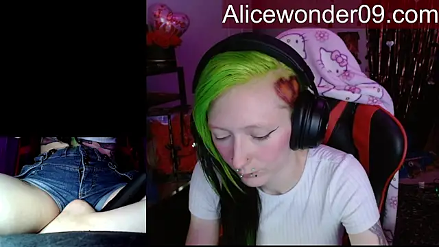 Snapshot of alicewonder09 chatting on February 14, 5:26 am alicewonder09 online show from February 14, 5:26 am