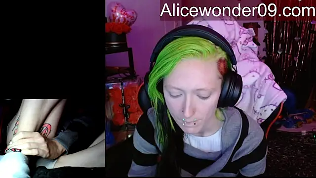 Snapshot of alicewonder09 chatting on February 15, 5:59 am alicewonder09 online show from February 15, 5:59 am
