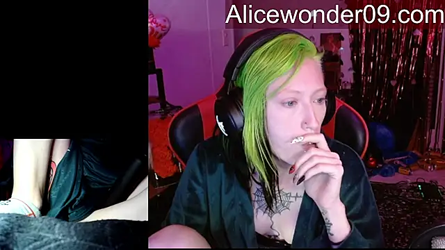 Snapshot of alicewonder09 chatting on February 17, 8:11 am alicewonder09 online show from February 17, 8:11 am