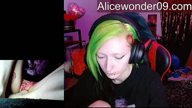 Snapshot of alicewonder09 chatting on February 19, 6:09 am alicewonder09 online show from February 19, 6:09 am