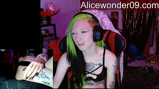 Snapshot of alicewonder09 chatting on February 20, 6:26 am alicewonder09 online show from February 20, 6:26 am