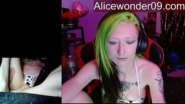 Snapshot of alicewonder09 chatting on February 22, 4:13 am alicewonder09 online show from February 22, 4:13 am