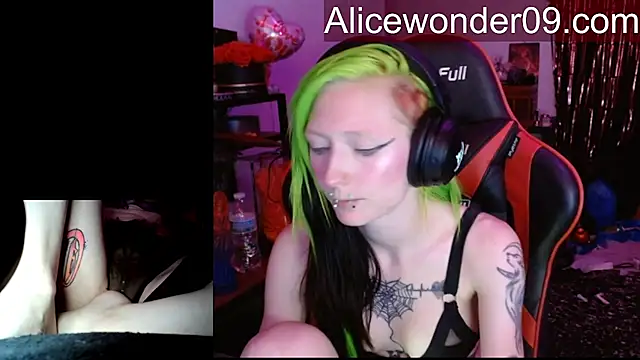 Snapshot of alicewonder09 chatting on February 23, 3:59 am alicewonder09 online show from February 23, 3:59 am