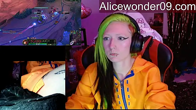 Snapshot of alicewonder09 chatting on February 24, 5:49 am alicewonder09 online show from February 24, 5:49 am