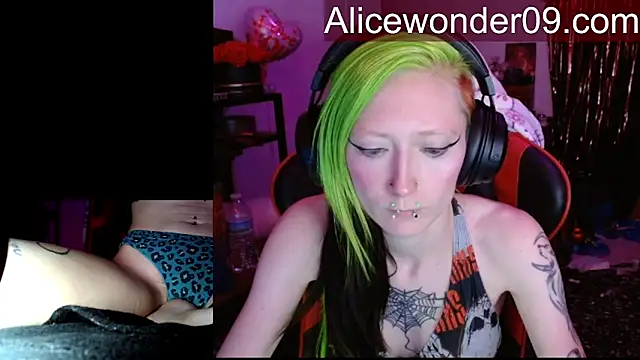 Snapshot of alicewonder09 chatting on February 25, 3:38 am alicewonder09 online show from February 25, 3:38 am