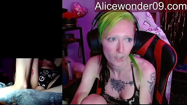 Snapshot of alicewonder09 chatting on February 27, 3:28 am alicewonder09 online show from February 27, 3:28 am