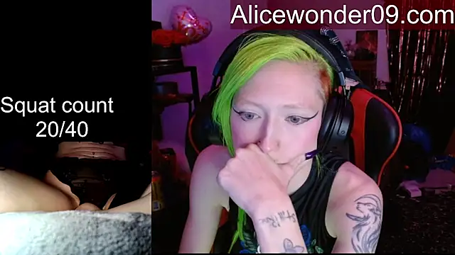 Snapshot of alicewonder09 chatting on March 2, 4:36 am alicewonder09 online show from March 2, 4:36 am