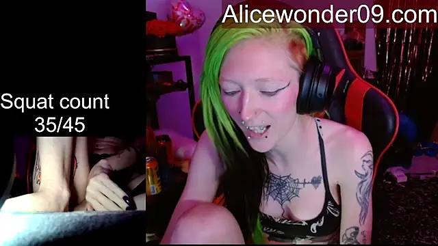 Snapshot of alicewonder09 chatting on March 3, 4:18 am alicewonder09 online show from March 3, 4:18 am