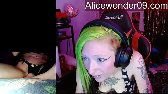 Snapshot of alicewonder09 chatting on March 5, 3:46 am alicewonder09 online show from March 5, 3:46 am