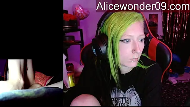 Snapshot of alicewonder09 chatting on March 7, 4:31 am alicewonder09 online show from March 7, 4:31 am