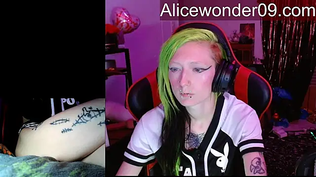 Snapshot of alicewonder09 chatting on March 8, 3:54 am alicewonder09 online show from March 8, 3:54 am