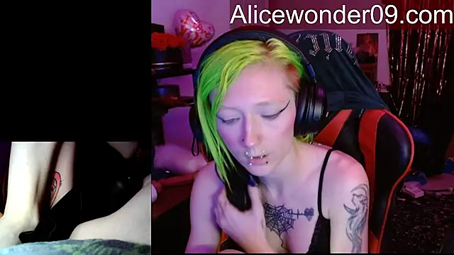 Snapshot of alicewonder09 chatting on March 9, 4:27 am alicewonder09 online show from March 9, 4:27 am