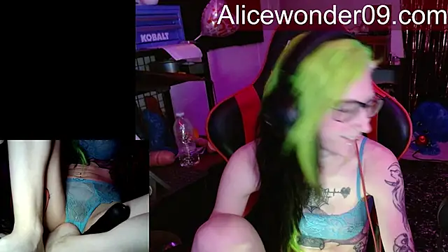 Snapshot of alicewonder09 chatting on March 14, 3:34 am alicewonder09 online show from March 14, 3:34 am