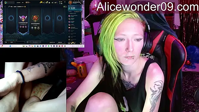 Snapshot of alicewonder09 chatting on March 17, 3:22 am alicewonder09 online show from March 17, 3:22 am