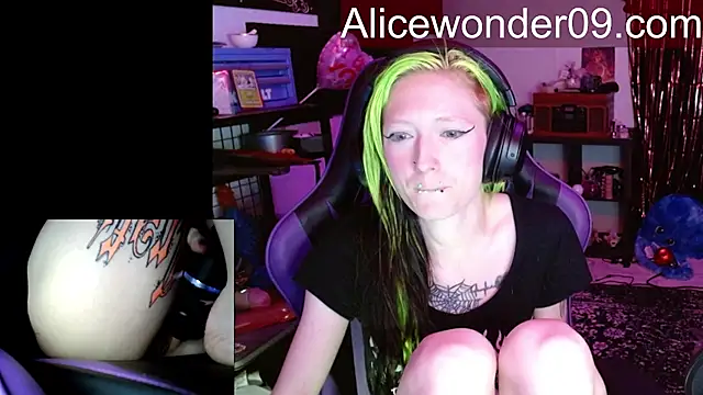 Snapshot of alicewonder09 chatting on March 20, 3:33 am alicewonder09 online show from March 20, 3:33 am