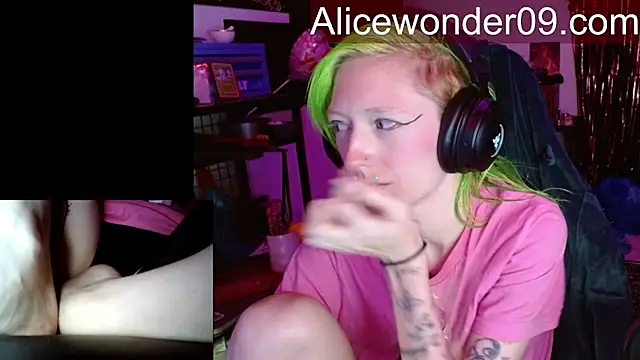 Snapshot of alicewonder09 chatting on March 21, 6:29 am alicewonder09 online show from March 21, 6:29 am