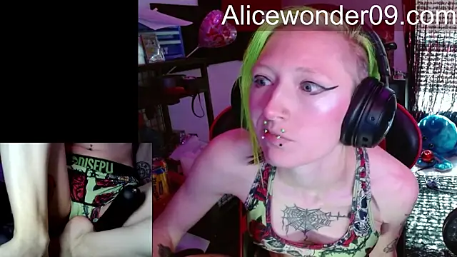 Snapshot of alicewonder09 chatting on March 24, 4:12 pm alicewonder09 online show from March 24, 4:12 pm