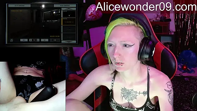 Snapshot of alicewonder09 chatting on March 25, 4:18 am alicewonder09 online show from March 25, 4:18 am