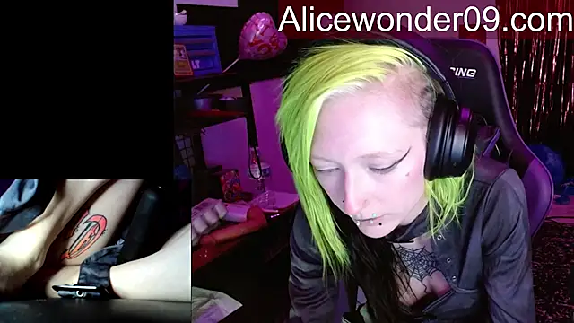 Snapshot of alicewonder09 chatting on March 31, 3:19 am alicewonder09 online show from March 31, 3:19 am