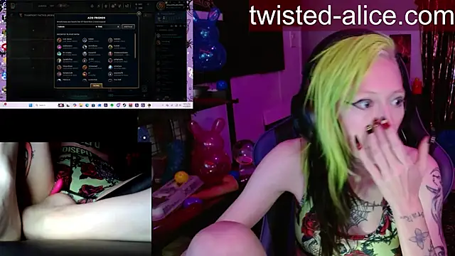 Snapshot of alicewonder09 chatting on April 2, 3:15 am alicewonder09 online show from April 2, 3:15 am