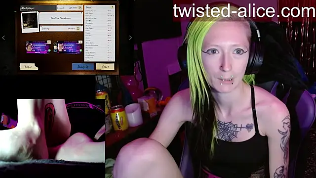 Snapshot of alicewonder09 chatting on April 15, 2:51 am alicewonder09 online show from April 15, 2:51 am