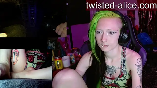 Snapshot of alicewonder09 chatting on April 19, 5:29 am alicewonder09 online show from April 19, 5:29 am