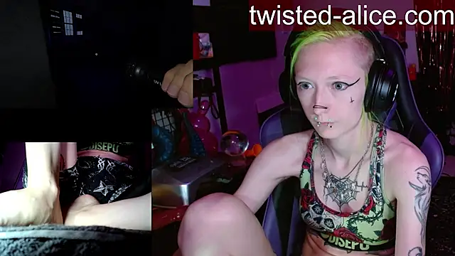 Snapshot of alicewonder09 chatting on May 3, 3:01 am alicewonder09 online show from May 3, 3:01 am