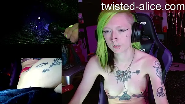 Snapshot of alicewonder09 chatting on May 5, 3:14 am alicewonder09 online show from May 5, 3:14 am