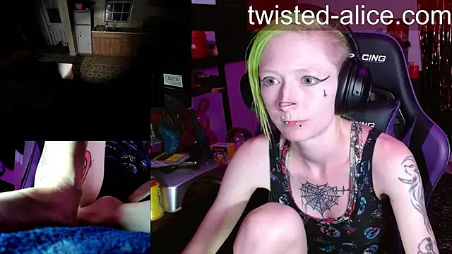 Snapshot of alicewonder09 chatting on May 17, 3:04 am alicewonder09 online show from May 17, 3:04 am