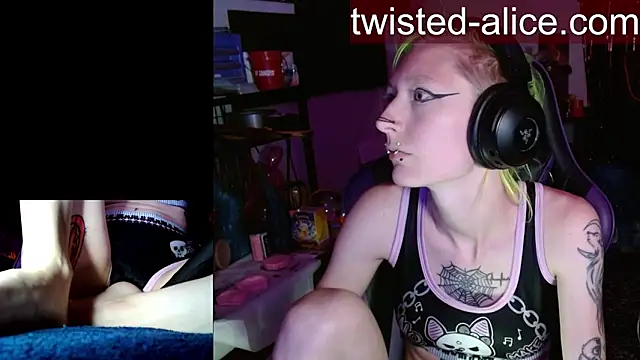 Snapshot of alicewonder09 chatting on May 29, 3:15 am alicewonder09 online show from May 29, 3:15 am