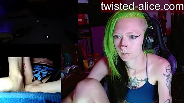 Snapshot of alicewonder09 chatting on June 10, 2:56 am alicewonder09 online show from June 10, 2:56 am