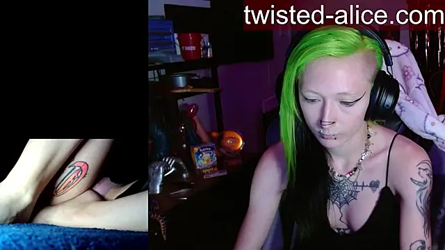 Snapshot of alicewonder09 chatting on June 15, 3:09 am alicewonder09 online show from June 15, 3:09 am