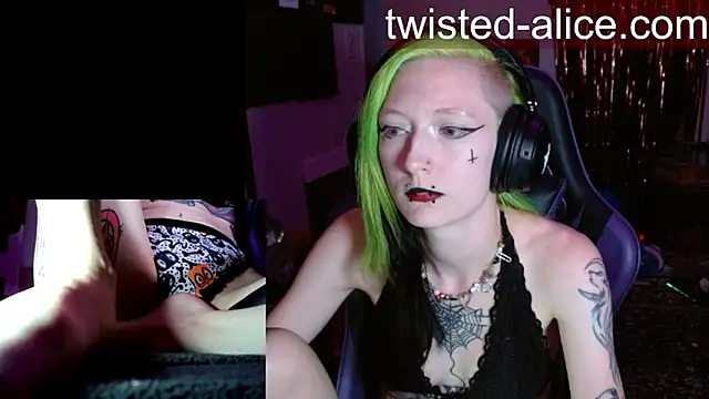 Snapshot of alicewonder09 chatting on July 2, 3:23 am alicewonder09 online show from July 2, 3:23 am
