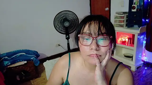 Snapshot of hottplay chatting on January 19, 8:51 pm hottplay online show from January 19, 8:51 pm
