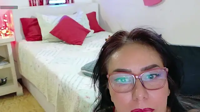 Snapshot of hottplay chatting on February 12, 4:57 pm hottplay online show from February 12, 4:57 pm