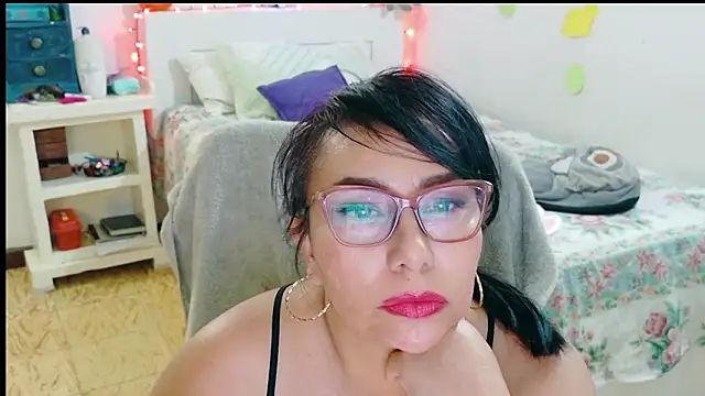Snapshot of hottplay chatting on March 28, 10:31 pm hottplay online show from March 28, 10:31 pm