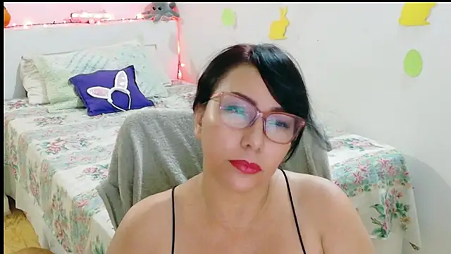 Snapshot of hottplay chatting on March 30, 10:00 pm hottplay online show from March 30, 10:00 pm