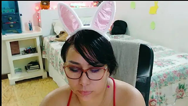 Snapshot of hottplay chatting on April 2, 2:53 am hottplay online show from April 2, 2:53 am