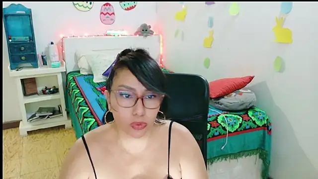 Snapshot of hottplay chatting on April 7, 5:35 pm hottplay online show from April 7, 5:35 pm