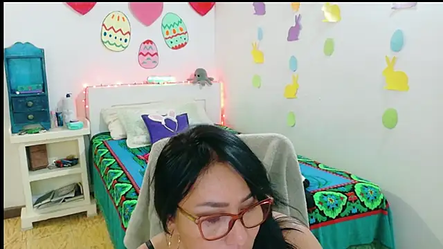 Snapshot of hottplay chatting on April 9, 7:19 pm hottplay online show from April 9, 7:19 pm