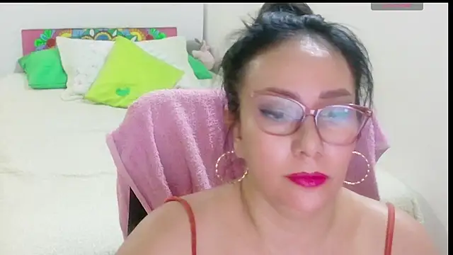 Snapshot of hottplay chatting on June 16, 4:20 pm hottplay online show from June 16, 4:20 pm