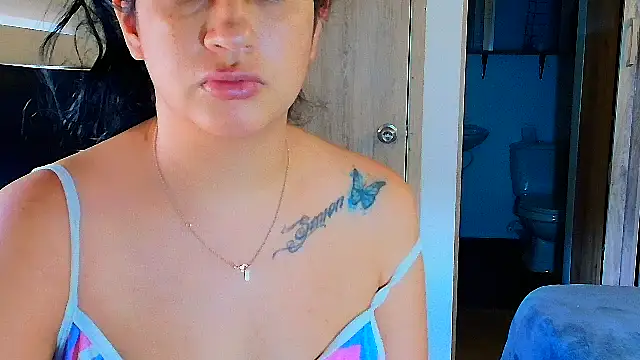 sara2520 online show from April 11, 8:35 pm