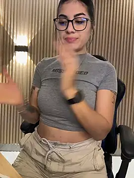 Snapshot of Sarasanders_4 chatting on November 28, 4:37 am Sarasanders 4 online show from November 28, 4:37 am