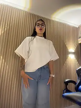 Snapshot of Sarasanders_4 chatting on February 23, 4:43 am Sarasanders 4 online show from February 23, 4:43 am