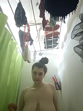 Snapshot of Snowbunnycake_131 chatting on October 16, 8:04 am Snowbunnycake 131 online show from October 16, 8:04 am