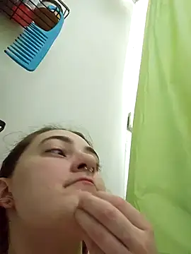 Snapshot of Snowbunnycake_131 chatting on November 14, 10:14 am Snowbunnycake 131 online show from November 14, 10:14 am