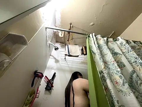 Snapshot of Snowbunnycake_131 chatting on November 29, 1:36 pm Snowbunnycake 131 online show from November 29, 1:36 pm