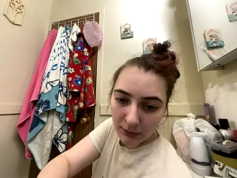 Snapshot of Snowbunnycake_131 chatting on November 30, 3:05 pm Snowbunnycake 131 online show from November 30, 3:05 pm