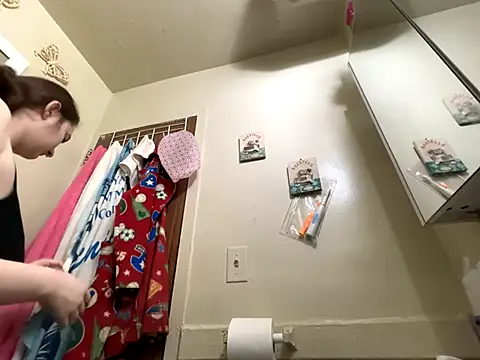 Snapshot of Snowbunnycake_131 chatting on December 3, 6:10 am Snowbunnycake 131 online show from December 3, 6:10 am